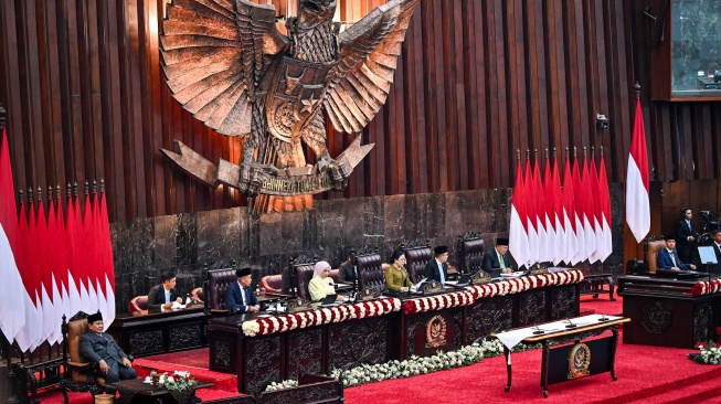 Presiden Prabowo Subianto (kiri) bersama Wakil Presiden Gibran Rakabuming Raka (kanan), Ketua DPR RI Puan Maharani (tengah), Wakil Ketua DPR Sufmi Dasco Ahmad (ketiga kanan), Cucun Ahmad Syamsurijal (kedua kanan), Saan Mustopa (kedua kiri) dan Sari Yuliati (ketiga kiri) mengikuti Rapat Paripurna Masa Persidangan I DPR Tahun Sidang 2026-2027 di Gedung Nusantara, Kompleks Parlemen, Jakarta, Jumat (14/8/2026). [ANTARA FOTO/Asprilla Dwi Adha/bay/wsj]