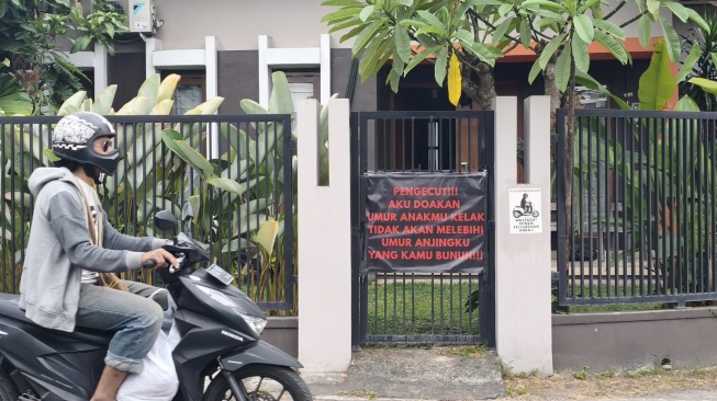 John Wick Mati Tragis di Yogya, Teror Ayam Beracun Bikin Keluarga Pasang Spanduk Sumpah Serapah
