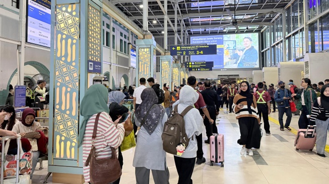 ilustrasi aktivitas penumpang di Stasiun Pasar Senen, Jakarta. [handout]