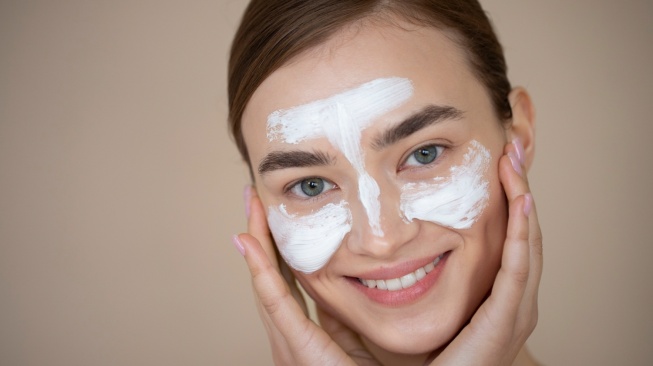 6 Cara Melakukan Teknik Slugging dengan Moisturizer, Ini Tips dan Manfaatnya