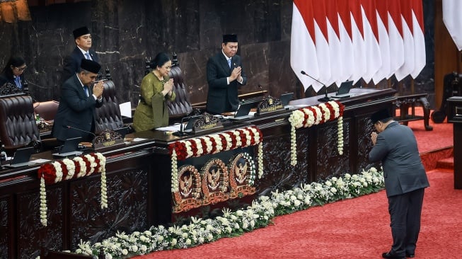 Presiden Prabowo Subianto (kanan) memberi salam kepada Ketua MPR RI Ahmad Muzani (kiri), Ketua DPR RI Puan Maharani (kedua kiri), dan Ketua DPD RI Sultan Bachtiar Najamudin (ketiga kiri) sebelum menyampaikan pidato dalam Sidang Tahunan MPR RI dan Sidang Bersama DPR-DPD RI Tahun 2026 di Kompleks Parlemen, Jakarta, Jumat (14/8/2026). [ANTARA FOTO/Dhemas Reviyanto/bay/kye]