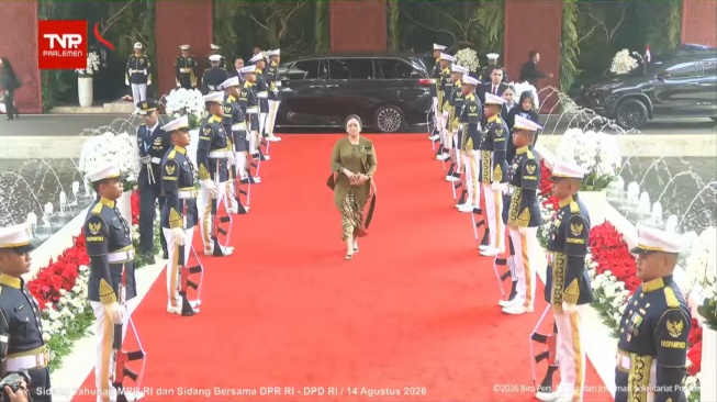 Ketua DPR RI Puan Maharani baru tiba setelah Prabowo berada di dalam Gedung Nusantara.