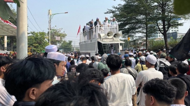 Massa FPI Geruduk Gedung OT Cengkareng, Jalan Macet Parah 1 Km