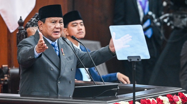 Presiden Prabowo Subianto menyampaikan pidato kenegaraan dalam rangka Penyampaian Pengantar/Keterangan Pemerintah atas RUU tentang APBN Tahun Anggaran 2027 beserta Nota Keuangannya saat Rapat Paripurna Pembukaan Masa Persidangan I DPR Tahun Sidang 2026-2027 di Gedung Nusantara, Kompleks Parlemen, Jakarta, Jumat (14/8/2026). [ANTARA FOTO/Asprilla Dwi Adha/bay/wsj]