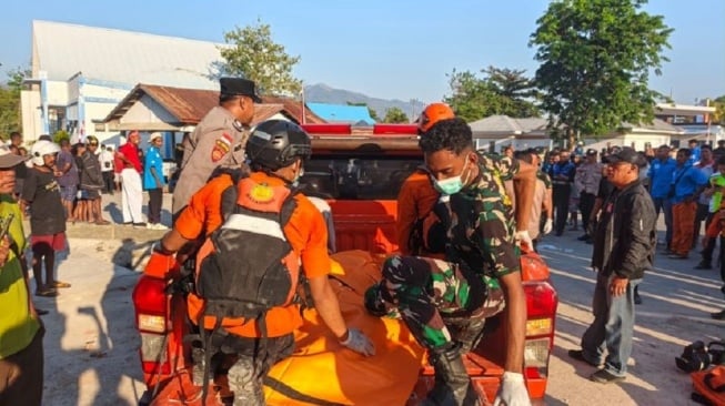 Basarnas bersama personel TNI dan Polri mengevakuasi warga terdampak gempa bumi di NTT, Sabtu (15/8/2026). ANTARA/HO-Kodam IX/Udayana