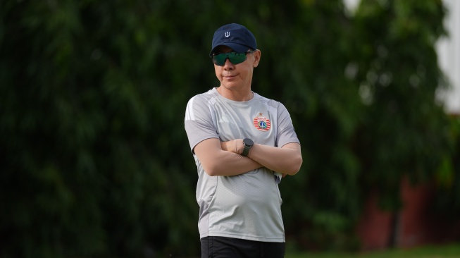Pelatih Persija Shin Tae-yong saat memimpin anak asuhannya berlatih [dok. Persija].