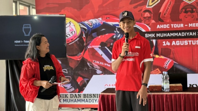 Muhammad Kiandra Ramadhipa menyapa siswa SMK di Purwokerto dalam rangkaian Astra Honda DreamCup 2026. (Foto: AHM)