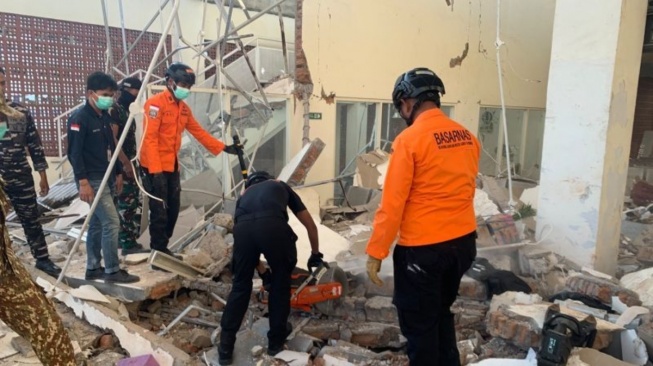Gempa magnitudo 7,7 mengguncang Nusa Tenggara Timur dan merobohkan bangunan di Pelabuhan Lauren Say.Basarnas mengevakuasi tiga korban di Maumere, satu orang meninggal dunia dan dua luka-luka.Tim SAR gabungan memperluas penyisiran korban ke Kabupaten Nagekeo dan wilayah terdampak lainnya. (Antara)