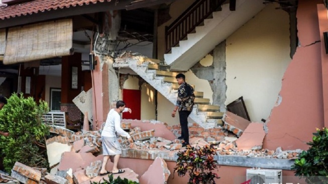 Sinyal HP Tumbang, 200 BTS Rusak: Begini Update Gempa NTT