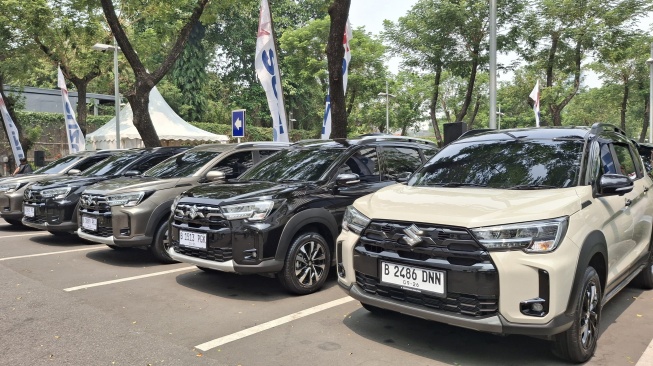 Konsumen membawa pulang Suzuki XL7. (Foto: SUARA.COM/Michele Alessandra)