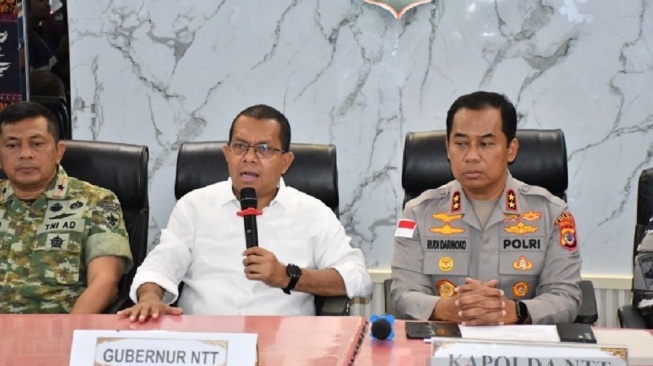 Gubernur NTT Melki Laka Lena (tengah) memberikan keterangan di Polda NTT terkait gempa di Flores. ANTARA/Kornelis Kaha