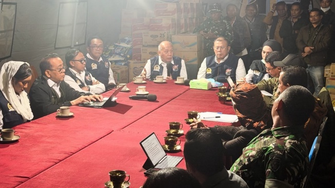 Tiga Wakil Ketua DPR, yakni Cucun Ahmad Syamsurijal, Saan Mustopa, dan Sari Yuliati memimpin Satuan Tugas Penanggulangan Pasca Bencana (Satgas Galapana) DPR ke Ruteng, NTT, Minggu (16/8/2026), untuk ikut mengordinasikan langkah taktis penanggulangan dampak gempa.