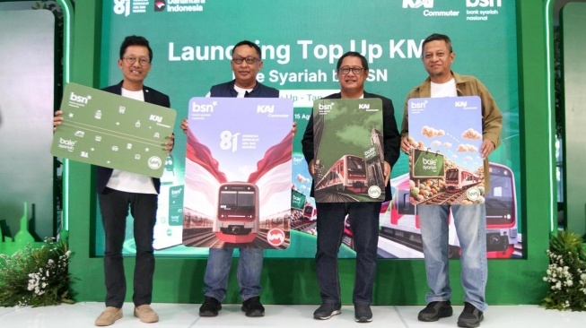 Direktur Utama PT Bank Syariah Nasional Alex Sofjan Noor (kedua kanan), Direktur Utama PT. Kereta Commuter Indonesia Mochammad Purnomosidi (kedua kiri), Direktur Commercial & Corporate Banking PT Bank Syariah Nasional Maqin U. Norhadi (kiri) dan Direktur Operasi dan Pemasaran PT. Kereta Commuter Indonesia Heri Siswanto berbincang pada acara Launching Top Up KMT Bale Syariah by BSN di Stasiun Sudirman Baru, Jakarta, Sabtu (15/8/2026). [handout]