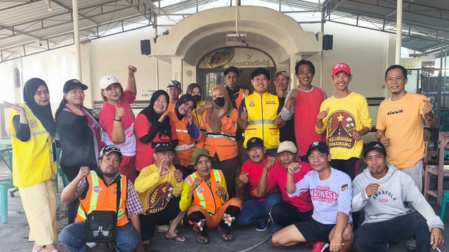 Warga bergotong royong membersihkan sejumlah rumah ibadah jelang HUT ke 81 RI di Makassar, Sabtu (15/08/2026) [SuaraSulsel.id/Humas Pemkot Makassar]