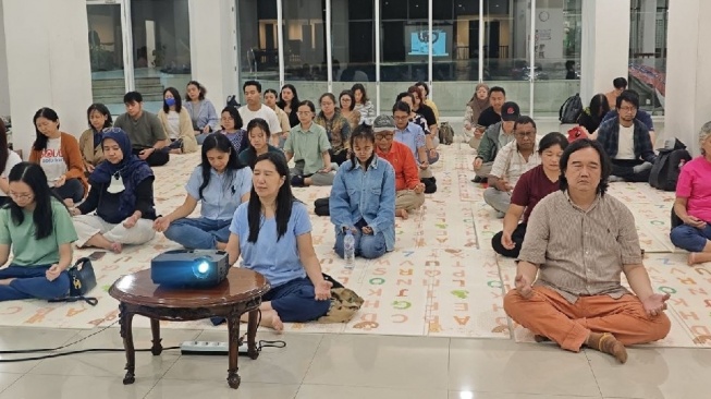 Bukan Mengosongkan Pikiran, Meditasi Ini Justru Mengajak Berdamai dengan Gejolak Batin