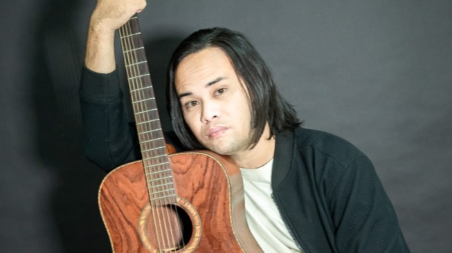 Calvin Dores merilis lagu "Sampai Kapankah" di momen HUT RI ke-81. [Instagram]