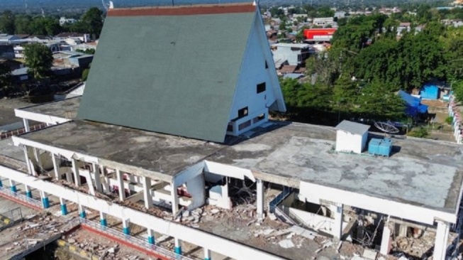 Kerusakan pada bangunan terminal penumpang Pelabuhan Maumere di Kabupaten Sikka, NTT. (ANTARA FOTO/Mega Tokan/app/tom)