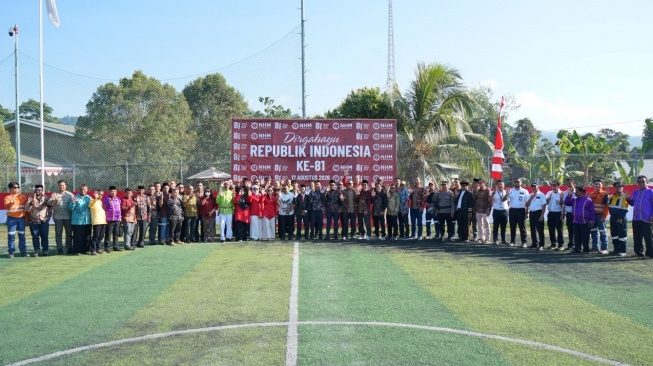 PT NHM menyelenggarakan upacara peringatan HUT ke-81 RI di Lapangan Mini Soccer Gosowong pada Senin (17/8/2026). (Dok: NHM)