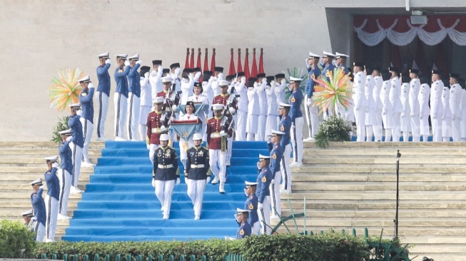 Purna Paskibraka 2025 Sultana Najwa dan Aliah Sakira membawa baki duplikat Bendera Pusaka Merah Putih dan Teks Proklamasi menuju Kereta Kencana Garuda Prabayaksa saat Kirab Merah Putih HUT ke-81 Republik Indonesia di Monas, Jakarta, Senin (17/8/2026).&nbsp;[Suara.com/Alfian Winanto]