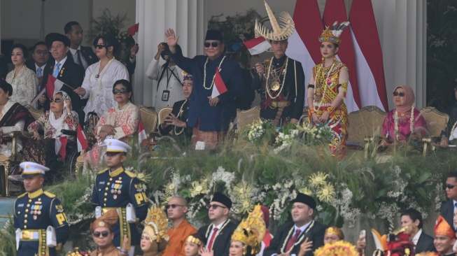 Presiden Prabowo Subianto (atas, tengah) bersama Wakil Presiden Gibran Rakabuming Raka (atas, kedua kanan) dan istrinya, Selvi Ananda Putri melambaikan tangan pada Upacara Peringatan Detik-Detik Proklamasi Kemerdekaan Ke-81 Republik Indonesia di Istana Merdeka, Jakarta, Senin (17/8/2026). [ANTARA FOTO/Bayu Pratama S/app/wsj]