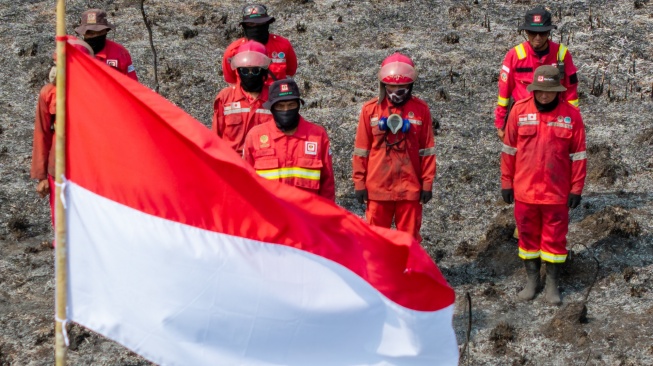 Foto udara sejumlah personel Manggala Agni Daops Sumatera XIV-Banyuasin, Daops Sumatera XII-Muara Tebo, Daops Sumatera XIII-Sarolangon mengikuti upacara HUT Kemerdekaan ke-81 Republik Indonesia di lokasi Kebakaran Hutan dan Lahan (Karhutla) di Desa Sungai Rambutan, Kecamatan Pemulutan Barat, Kabupaten Ogan Ilir (OI), Sumatera Selatan, Senin (17/8/2026). [ANTARA FOTO/Nova Wahyudi/wsj]