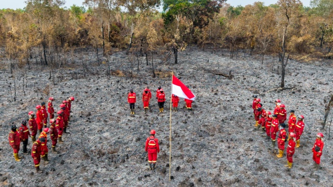 Foto udara sejumlah personel Manggala Agni Daops Sumatera XIV-Banyuasin, Daops Sumatera XII-Muara Tebo, Daops Sumatera XIII-Sarolangon mengikuti upacara HUT Kemerdekaan ke-81 Republik Indonesia di lokasi Kebakaran Hutan dan Lahan (Karhutla) di Desa Sungai Rambutan, Kecamatan Pemulutan Barat, Kabupaten Ogan Ilir (OI), Sumatera Selatan, Senin (17/8/2026). [ANTARA FOTO/Nova Wahyudi/wsj]