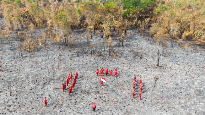 Foto udara sejumlah personel Manggala Agni Daops Sumatera XIV-Banyuasin, Daops Sumatera XII-Muara Tebo, Daops Sumatera XIII-Sarolangon mengikuti upacara HUT Kemerdekaan ke-81 Republik Indonesia di lokasi Kebakaran Hutan dan Lahan (Karhutla) di Desa Sungai Rambutan, Kecamatan Pemulutan Barat, Kabupaten Ogan Ilir (OI), Sumatera Selatan, Senin (17/8/2026). [ANTARA FOTO/Nova Wahyudi/wsj]