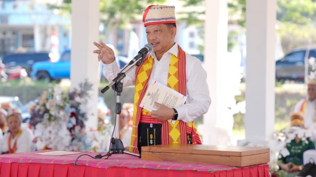 Dalam upacara HUT-81 RI di NTT ini Mendagri mengenakan busana adat Manggarai Timur berupa kemeja putih, kain songke, selendang leros, dan penutup kepala suku Rongga. (Dok: Kemendagri)