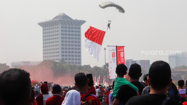 Prajurit Komando Pasukan Khusus (Kopassus) TNI AD melakukan aksi terjun payung sebelum Upacara Peringatan Detik-Detik Proklamasi Kemerdekaan ke-81 Republik Indonesia di Monumen Nasional (Monas), Jakarta, Senin (17/8/2026). [Suara.com/Alfian Winanto]