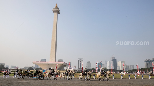 Purna Paskibraka 2025 Sultana Najwa dan Aliah Sakira membawa baki duplikat Bendera Pusaka Merah Putih dan Teks Proklamasi menuju Istana Merdeka saat Kirab Merah Putih HUT ke-81 Republik Indonesia di Monas, Jakarta, Senin (17/8/2026). [Suara.com/Alfian Winanto]
