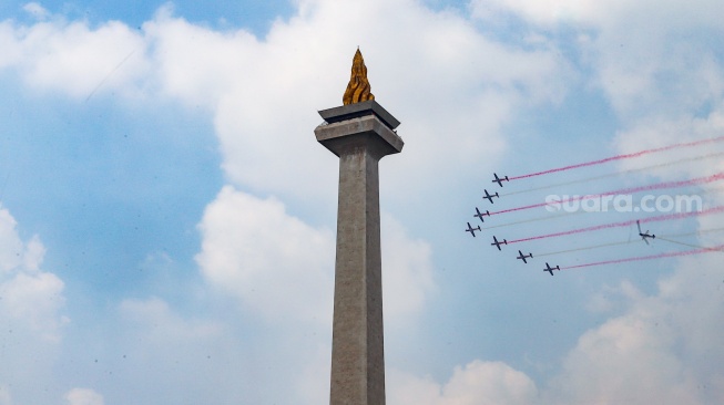 Jupiter Aerobatic Team (JAT) TNI AU membentuk formasi saat terbang usai Upacara Peringatan Detik-Detik Proklamasi Kemerdekaan ke-81 Republik Indonesia di Monumen  Nasional (Monas), Jakarta, Senin (17/8/2026). [Suara.com/Alfian Winanto]