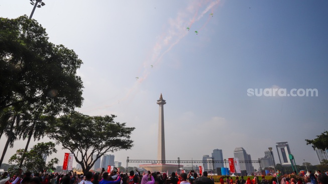 Prajurit Komando Pasukan Khusus (Kopassus) TNI AD melakukan aksi terjun payung sebelum Upacara Peringatan Detik-Detik Proklamasi Kemerdekaan ke-81 Republik Indonesia di Monumen Nasional (Monas), Jakarta, Senin (17/8/2026). [Suara.com/Alfian Winanto]
