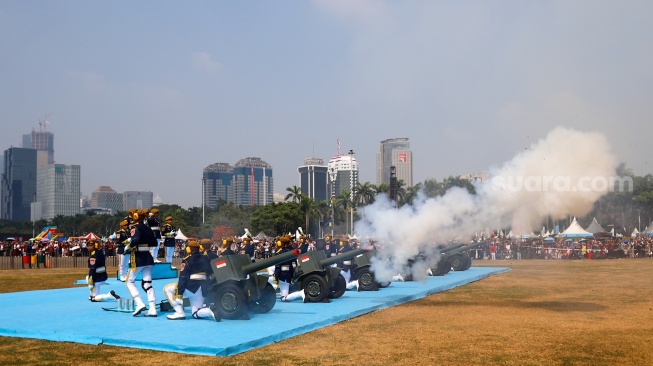 Prajurit Batalyon Armed TNI menembakan meriah saat Upacara Peringatan Detik-Detik Proklamasi Kemerdekaan ke-81 Republik Indonesia di Monumen Nasional (Monas), Jakarta, Senin (17/8/2026). [Suara.com/Alfian Winanto]