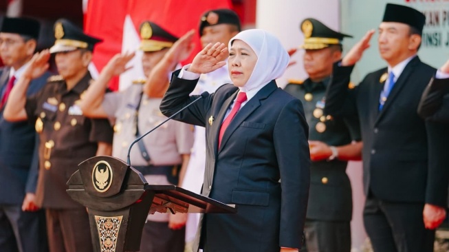 Gubernur Jawa Timur Khofifah Indar Parawansa di Halaman Gedung Negara Grahadi, Surabaya, Minggu (16/8/2026) sore menyatakan bahwa Paskibraka memiliki posisi istimewa dalam setiap peringatan Proklamasi Kemerdekaan.(Dok: Pemprov Jatim)