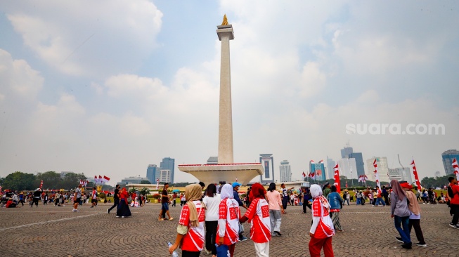 Suasana warga menghadiri Kirab Merah Putih dan Peringatan Detik-Detik Proklamasi Kemerdekaan ke-81 Republik Indonesia di Monumen Nasional (Monas), Jakarta, Senin (17/8/2026). [Suara.com/Alfian Winanto]

