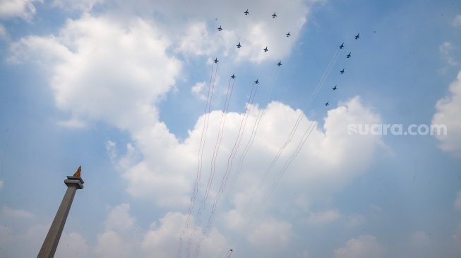 Sejumlah pesawat jet tempur TNI AU yang terdiri dari F-16, Rafale dan Sukhoi membentuk formasi 81 saat terbang usai Upacara Peringatan Detik-Detik Proklamasi Kemerdekaan ke-81 Republik Indonesia di Monumen Nasional (Monas), Jakarta, Senin (17/8/2026). [Suara.com/Alfian Winanto]