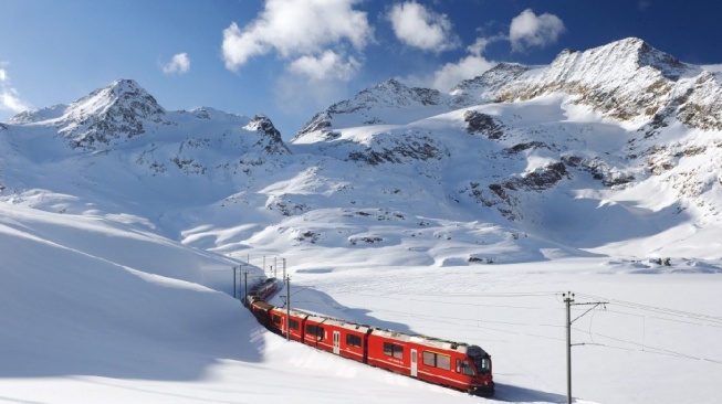 Sensasi Bernina Express Pullman Class, Kereta Panorama dengan Sajian Pemandangan Alpen hingga Italia