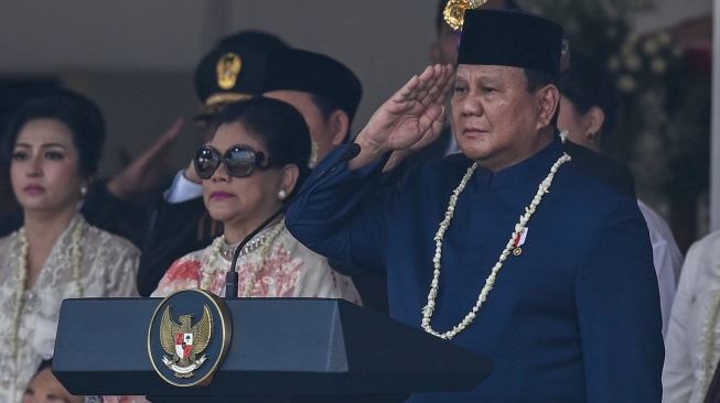 Presiden Prabowo Subianto (kanan) memberikan penghormatan kepada bendera Merah Putih pada Upacara Peringatan Detik-Detik Proklamasi Kemerdekaan Ke-81 Republik Indonesia di Istana Merdeka, Jakarta, Senin (17/8/2026). [ANTARA FOTO/Bayu Pratama S/app/wsj]