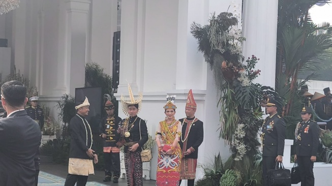 Tampil Serasi di Istana, Gibran-Selvi Kenakan Busana Adat Rote dan Ta'a Dayak
