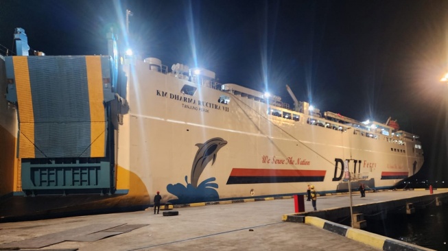 KM Dharma Rucitra VII rute Surabaya– Maumere melakukan first line. (Dok: Pelindo)