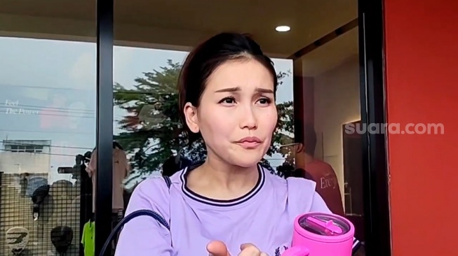 Dahi Diperban Tetap Setia Menemani, Ayu Ting Ting Puji Effort Kevin Gusnadi Rayakan 17 Agustus