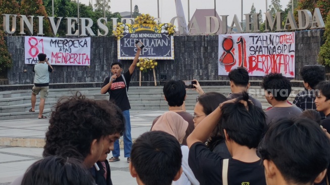 HUT RI, Mahasiswa UGM Turunkan Bendera Setengah Tiang: 81 Tahun Merdeka atau Menderita?