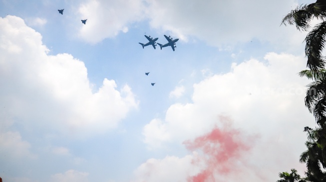 Pesawat angkut A400M dan empat jet Rafale dari TNI AU membentuk formasi saat terbang usai Upacara Peringatan Detik-Detik Proklamasi Kemerdekaan ke-81 Republik Indonesia di Monumen Nasional (Monas), Jakarta, Senin (17/8/2026). [Suara.com/Alfian Winanto]