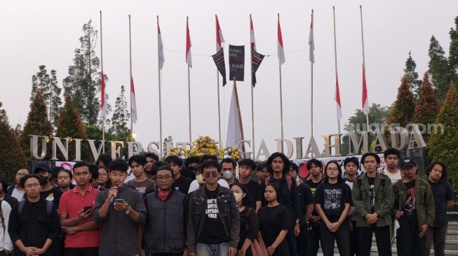 Kritik Atraksi Kemerdekaan Elite, Kolektif UGM Kibarkan Bendera Setengah Tiang