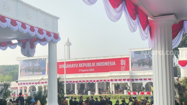 Antusiasme masyarakat yang menjadi tamu undangan di Upacara Peringatan Detik-detik Proklamasi di Istana Merdeka, Jakarta, bangkit lebih awal, Senin, 17 Agustus 2026. (Suara.com/Novian)