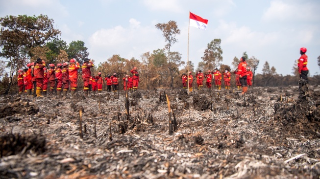 Personel Manggala Agni Daops Sumatera XIV-Banyuasin, Daops Sumatera XII-Muara Tebo, Daops Sumatera XIII-Sarolangon mengikuti upacara HUT Kemerdekaan ke-81 Republik Indonesia di lokasi Kebakaran Hutan dan Lahan (Karhutla) di Desa Sungai Rambutan, Kecamatan Pemulutan Barat, Kabupaten Ogan Ilir (OI), Sumatera Selatan, Senin (17/8/2026). [ANTARA FOTO/Nova Wahyudi/wsj]