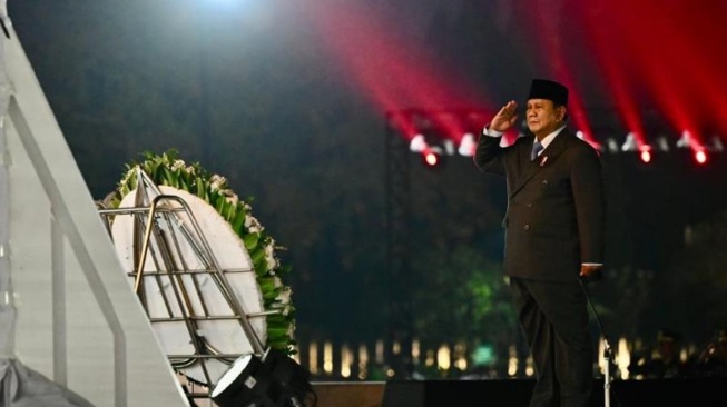 Suasana Khidmat Tengah Malam: Momen Presiden Prabowo Mengheningkan Cipta di Depan Makam Pahlawan
