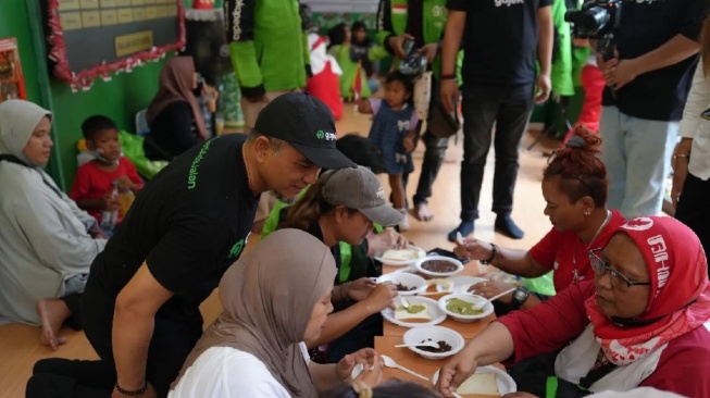 Tidak hanya mitra, para keluarga mitra juga ikut dalam rangkaian lomba. Ada lomba mewarnai dan makan kerupuk untuk anak mitra hingga lomba hias roti tawar untuk para istri mitra Gojek. (Dok: Istimewa)