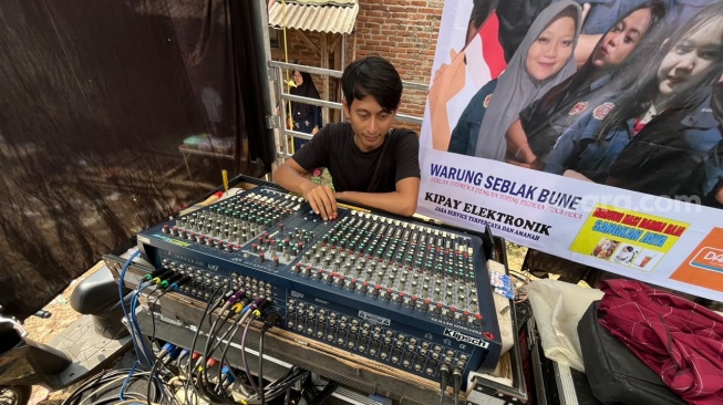 Nano (36) pemilik usaha penyewaan sound system asal Desa Pasir Angin, Cileungsi, Kabupaten Bogor. [Dziharul Islam Nusantara/Suara.com].
