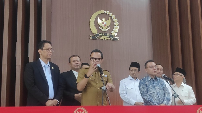 Wakil Menteri Dalam Negeri (Wamendagri) Bima Arya  usai rapat koordinasi bersama pimpinan DPR di Kompleks Parlemen, Senayan, Jakarta, Selasa (18/8/2026). [Suara.com/Bagaskara]